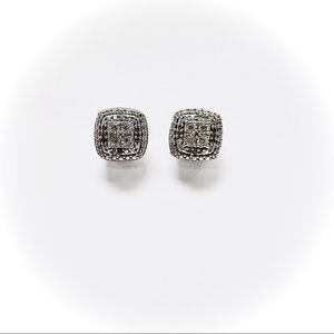 1/10 carat T.W. Dimond halo stud earrings